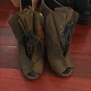 Peek a boo toe hidden platform shoes dark green